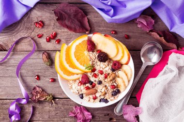 Sağlıklı kahvaltı. Turuncu meyve, elma, nar ile müsli,