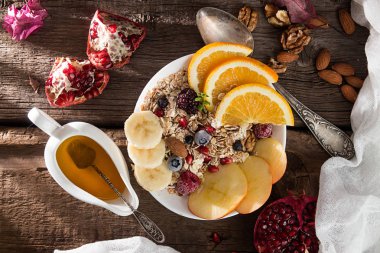 Sağlıklı kahvaltı. Turuncu meyve, elma, nar ile müsli,