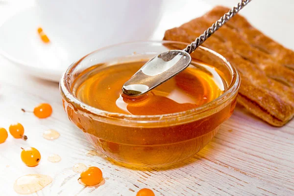 Deliziosa marmellata di olivello spinoso dolce che scorre verso il basso per ciotola di vetro . — Foto Stock