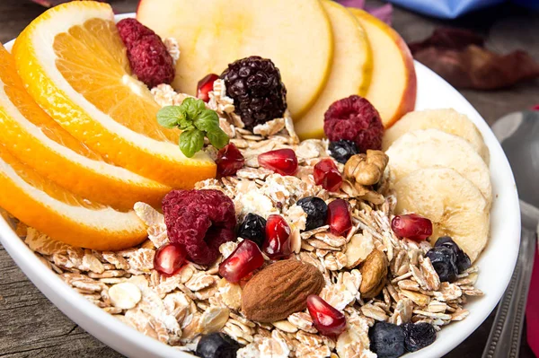 Sağlıklı kahvaltı. Turuncu meyve, elma, nar ile müsli,