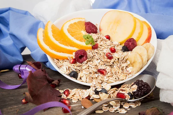 Sağlıklı kahvaltı. Turuncu meyve, elma, nar ile müsli,