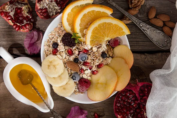 Sağlıklı kahvaltı. Turuncu meyve, elma, nar ile müsli,