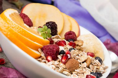 Sağlıklı kahvaltı. Turuncu meyve, elma, nar ile müsli,