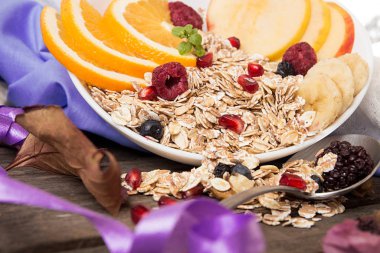 Sağlıklı kahvaltı. Turuncu meyve, elma, nar ile müsli,