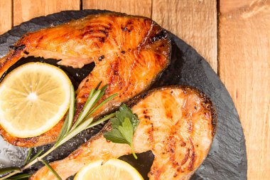 Izgara Alabalık filetosu garnitür limon siyah barut