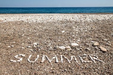 Çakıl Plajı'nda tarafından ortaya konulan kelime yaz.
