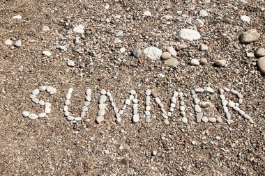 Çakıl Plajı'nda tarafından ortaya konulan kelime yaz.