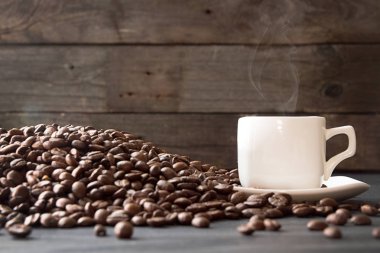 Kahve çekirdekleri ve beyaz fincan kahve Buhar ile