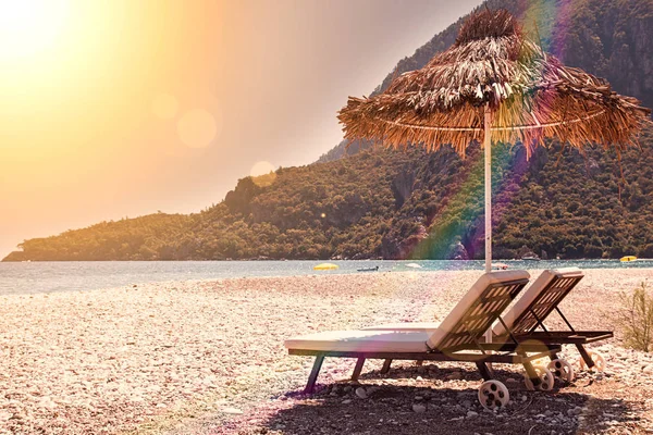 Sunshades and chaise lounges on beach. Summer seascape. — Stock Photo, Image