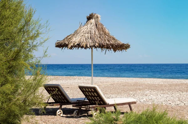 Sunshades and chaise lounges on beach. Summer seascape. — Stock Photo, Image