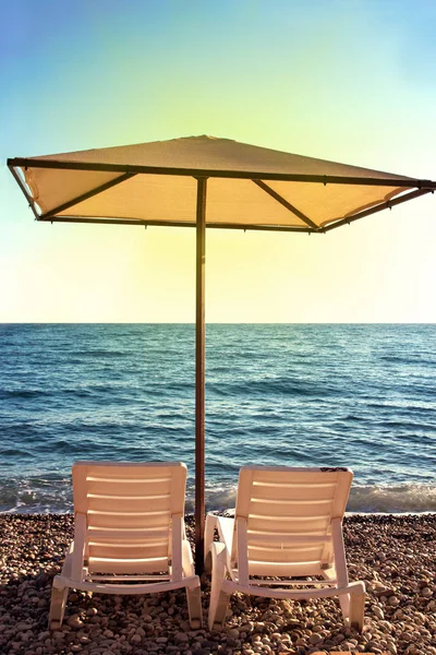 Sunshades and chaise lounges on beach. Summer seascape. — Stock Photo, Image