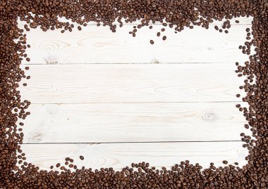 Kahve arka plan. Kahve çekirdekleri dört tarafı masaya yaymak.
