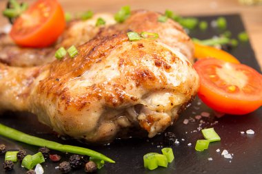 Kızarmış tavuk budu kiraz domates ve grup-soğan garnitür