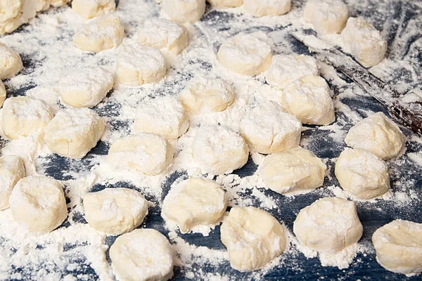 A fazer nhoque caseiro. Produtos de pastelaria não cozidos em farinha — Fotografia de Stock