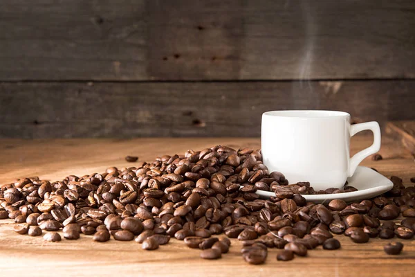 Buhar, kavrulmuş kahve çekirdekleri ile kahve