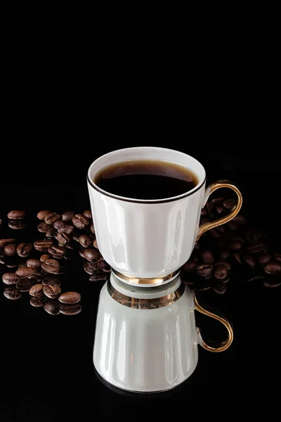커피와 검은 backgro에 볶은 커피 콩의 우아한 컵 — 스톡 사진