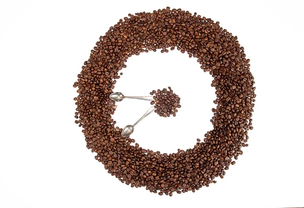 Кофейный фон Куча кофейных зерен в форме круговых часов — стоковое фото