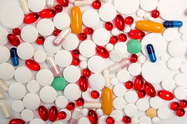 Högen av tabletter och piller på vit bakgrund. — Stockfoto