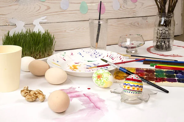 Pintura de huevos de Pascua con acuarela y marcadores . —  Fotos de Stock