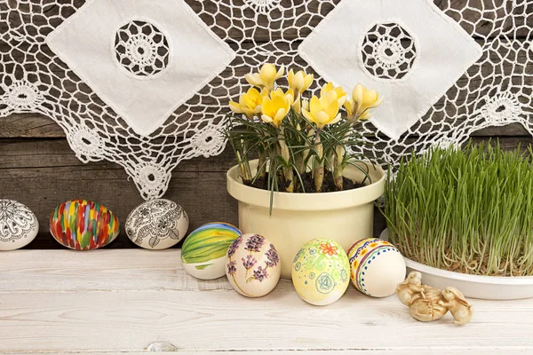 Skład dla karty z pozdrowieniami: Wielkanoc jaja, żółty szafran, trawa — Zdjęcie stockowe