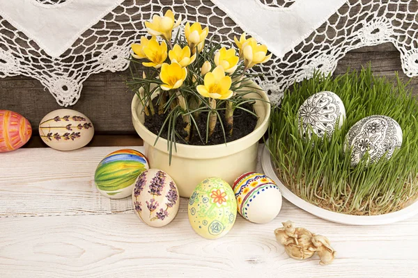 Composición para tarjeta de felicitación: Huevos de Pascua, azafrán amarillo, hierba —  Fotos de Stock