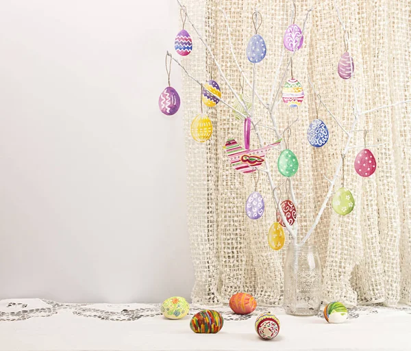Tło wakacje Wielkanoc z gałęzi, malowane pisanki i b — Zdjęcie stockowe