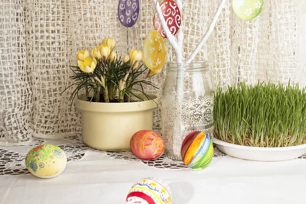 Tło wakacje Wielkanoc z gałęzi, malowane pisanki, croc — Zdjęcie stockowe
