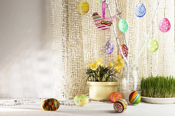 Fundo de férias de Páscoa com ramo, ovos de Páscoa pintados e b — Fotografia de Stock