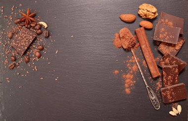 Çikolata parçaları, kakao tozu, tarçın, badem, fındık, ANIS