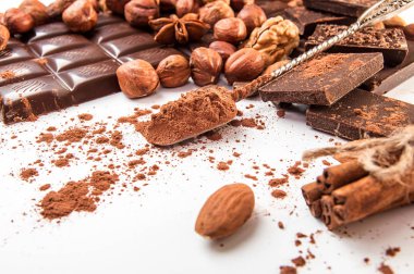 Çikolata parçaları, toz kakao, çikolata, fındık, cin