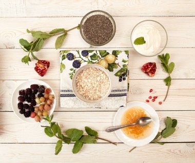 Sağlıklı kahvaltı hazırlamak için madde: chia, müsli, dondurulmuş