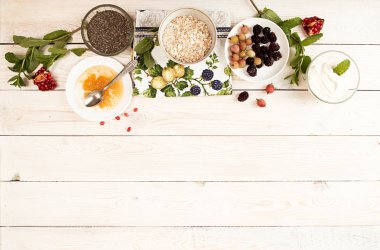 Sağlıklı kahvaltı hazırlamak için madde: chia, müsli, dondurulmuş
