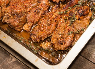 Safran ve baharatlar kavrulmuş kıyılmış kuzu biftek.