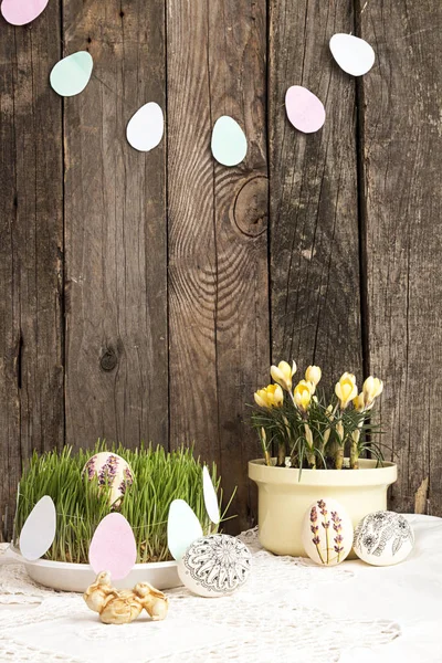 Skład dla karty z pozdrowieniami: Wielkanoc jaja, żółty szafran, trawa — Zdjęcie stockowe