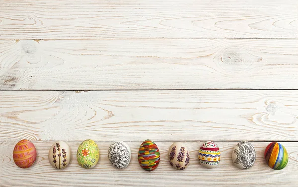 Fondo de vacaciones con coloridos huevos de Pascua pintados —  Fotos de Stock