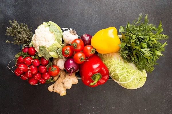 Свіжі органічні домашні овочі в синій дерев'яній коробці — стокове фото