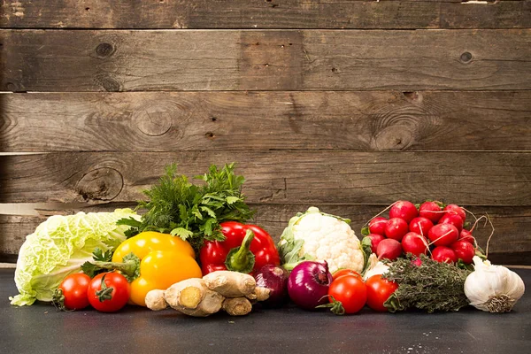Свіжі органічні домашні овочі в синій дерев'яній коробці — стокове фото