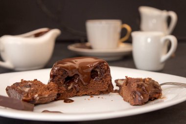 Çikolata Fransız tatlı kek mi-cuit beyaz plaka üzerinde