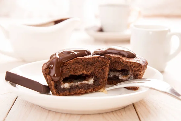 Chocolate francés postre pastel mi-cuit en plato blanco —  Fotos de Stock