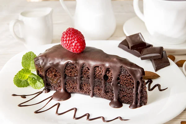 "Sachertorte". Parça beyaz tabakta sacher pastası — Stok fotoğraf