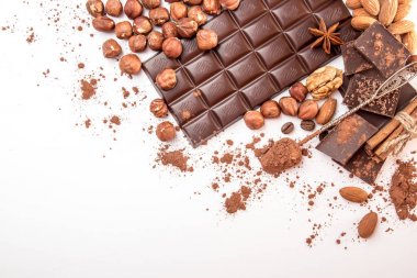 Çikolata parçaları, fındık, fındık, kakao tozu ve ceviz ov