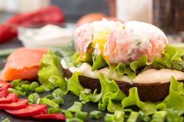 Somon, biber, krem peynir, frenk soğanı ve haşlanmış yumurta tost