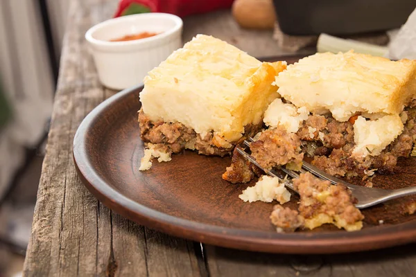 牧羊人馅饼传统的英国菜。与牛肉食谱 — 图库照片