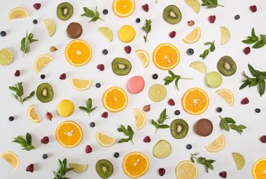 Düz yatıyordu natürmort macarons, çilek, nane, limon, portakal ile 