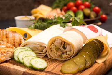 Rulo tavuk, taze ve turşu salatalık, peynir ve parsl