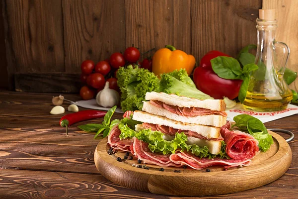 Panino con salame. Lattuga, pomodorini, senape, basilico , — Foto Stock