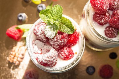 Sağlıklı kahvaltı - tatlı yoğurt, granola, çıkışları pul, j ile