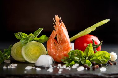 Karides karides garson pırasa, fesleğen, buz ile siyah backgro karşı