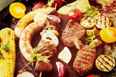 Sebze ile çeşitli lezzetli Izgara Barbekü et. Sığır eti gr