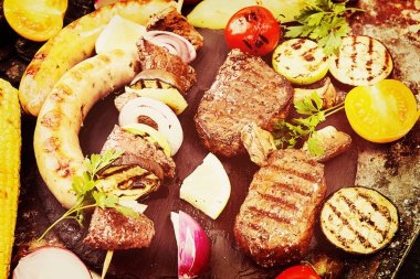Sebze ile çeşitli lezzetli Izgara Barbekü et. Sığır eti gr